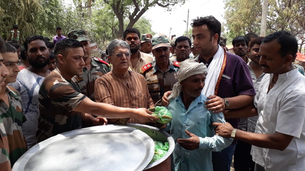 अग्नि पीड़ितों को सहायता देने आगे आए सांसद, विधायक सहित सेना