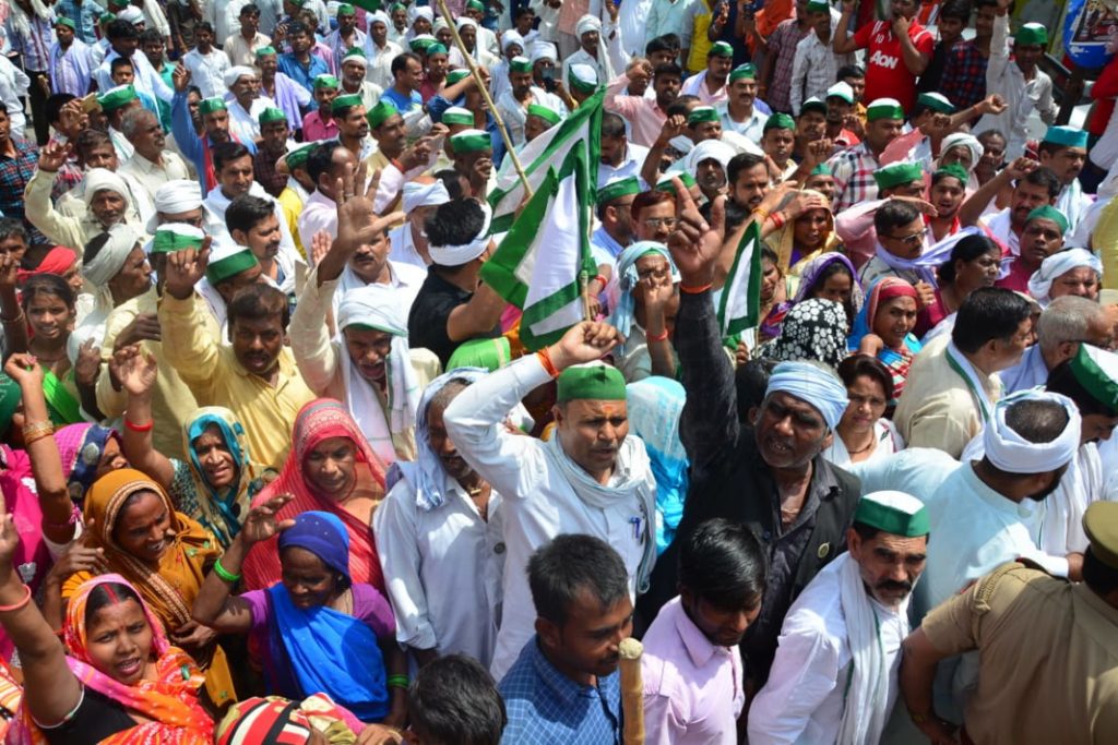 Farmers protest against statue broken Chaudhary Mahendra Singh Tikait