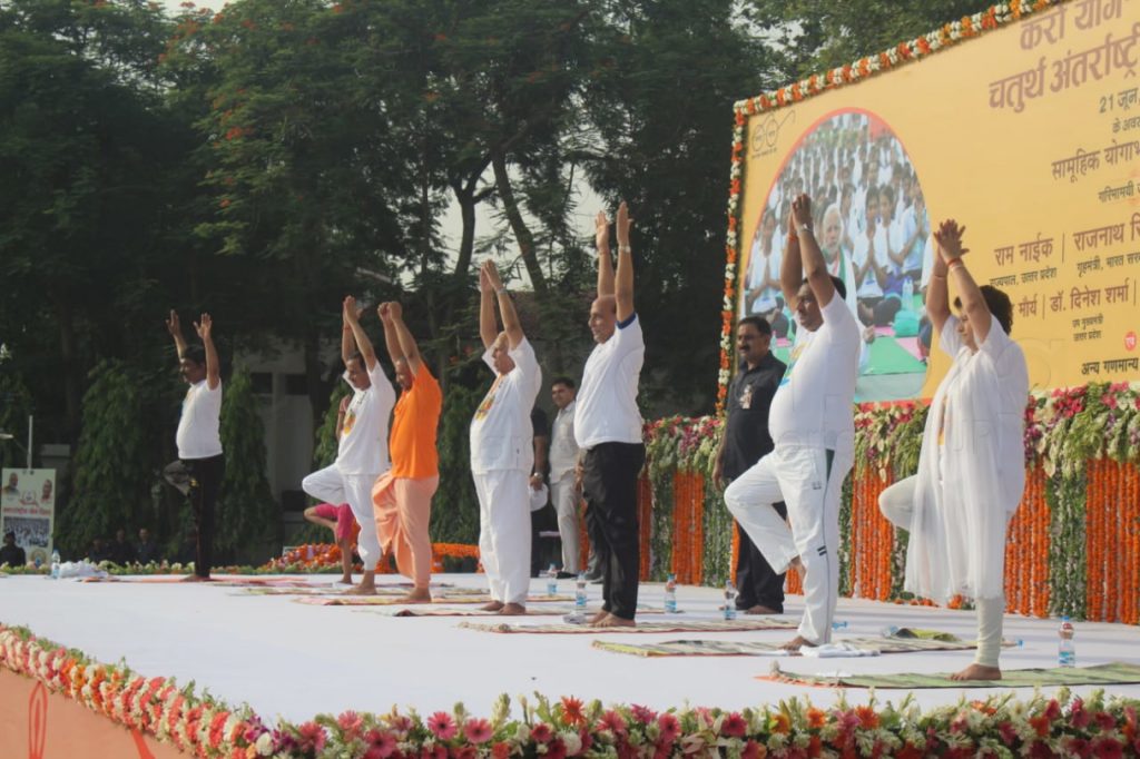 international yoga-day-2018-cm-yogi-rajnath-singh-governor-yoga