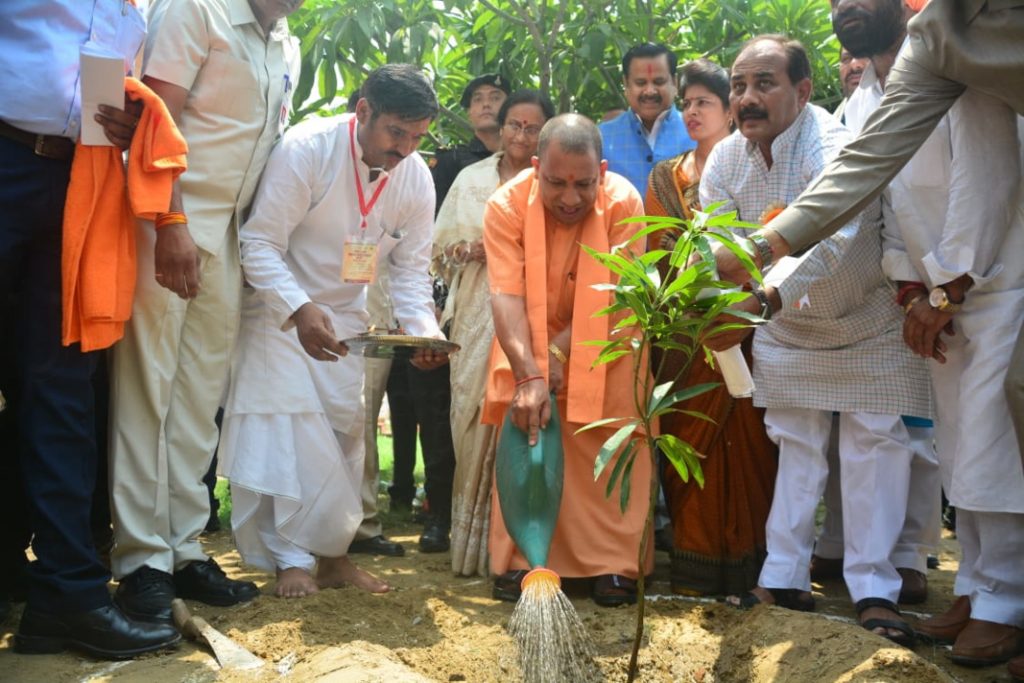 आम महोत्सव 2018: CM योगी ने लगाया आम का पेड़- लखनऊ