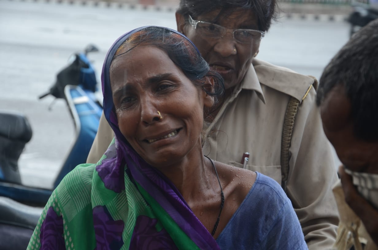 barabanki woman trying to committed suicide in Lok Bhawan