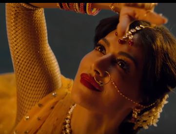 Chitrangada Singh recreated the Pakeezah moment in Saheb Biwi Aur Gangster!!