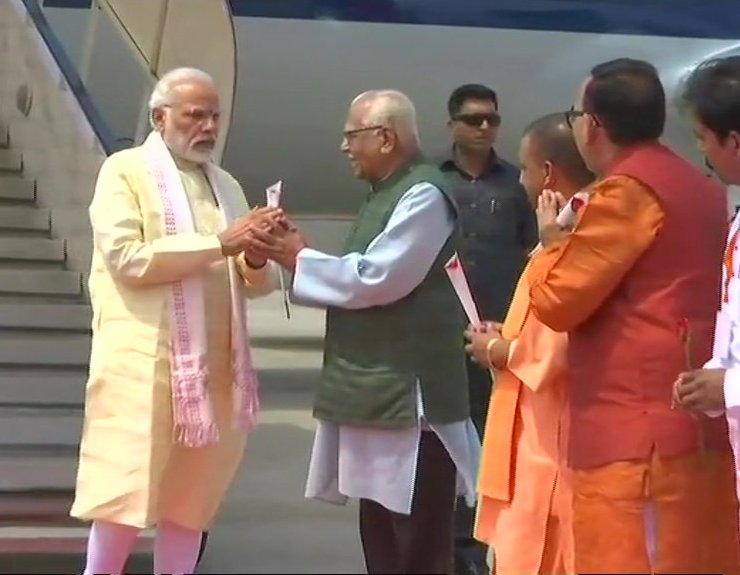 pm modi reached banaras cm yogi welcomed azamgarh