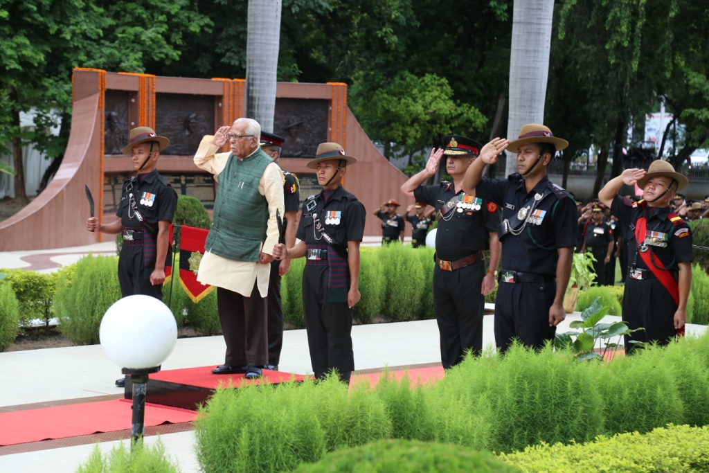 governor pays homage to kargil martyrs on Vijay Diwas-1