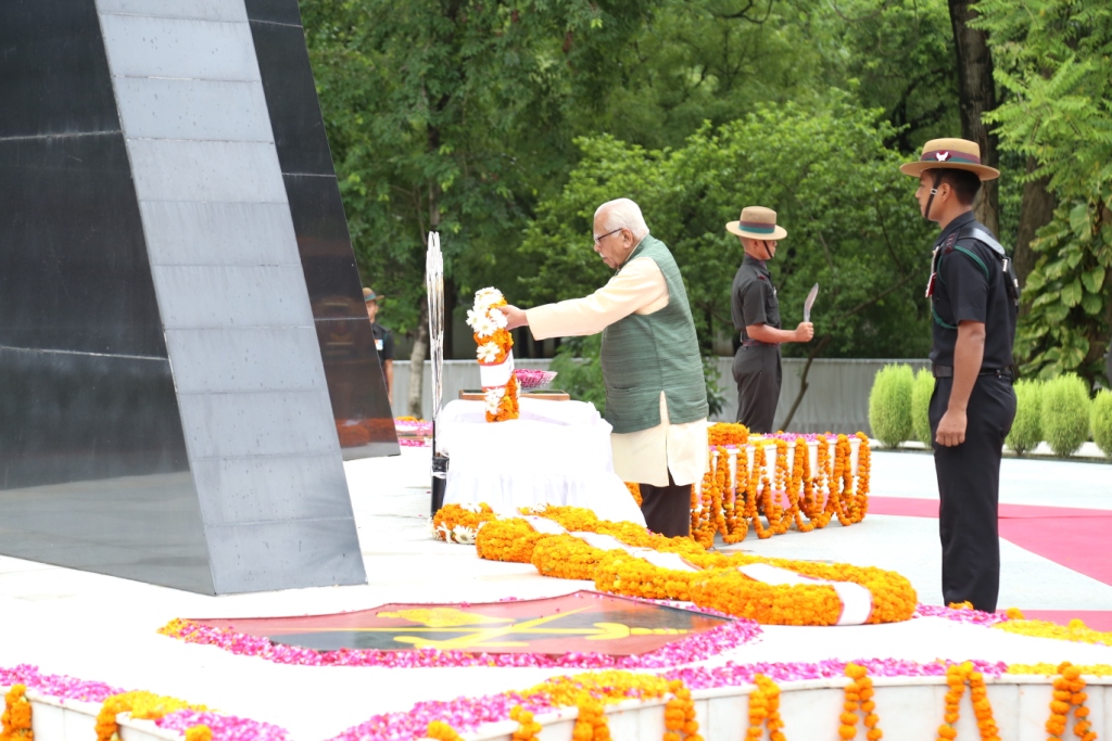 governor pays homage to kargil martyrs on Vijay Diwas