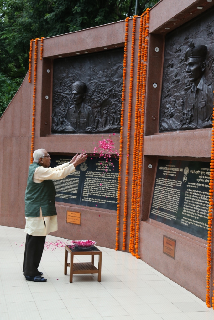 governor pays homage to kargil martyrs on Vijay Diwas-3