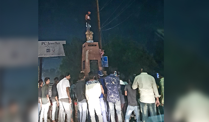 man insult national symbol in the presence of police