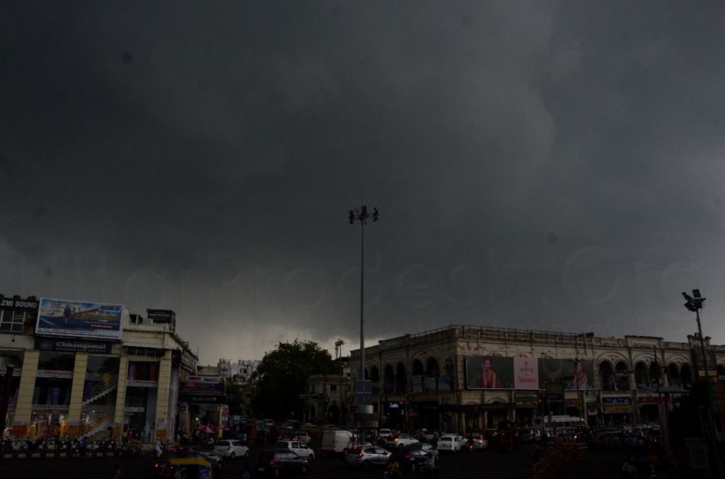 PHOTOS people Relief after weather hotness rain heavily