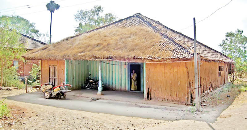 roof raw house fallen, elderly women and grandson injured