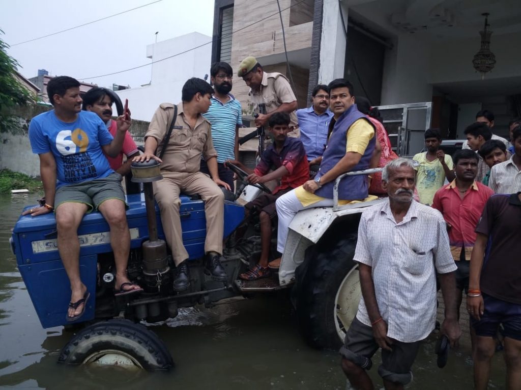 Mayor inspects flood situation in colony on a tractor