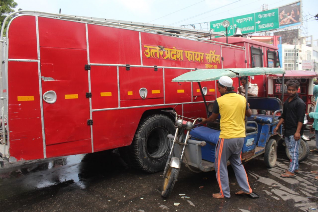 फायर बिग्रेड की गाड़ी का अचानक हुआ ब्रेक फेल, चपेट में आये कई वाहन