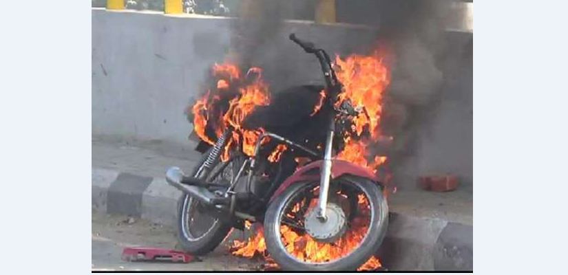 kanwariya motorcycle caught fire, jumped to save life