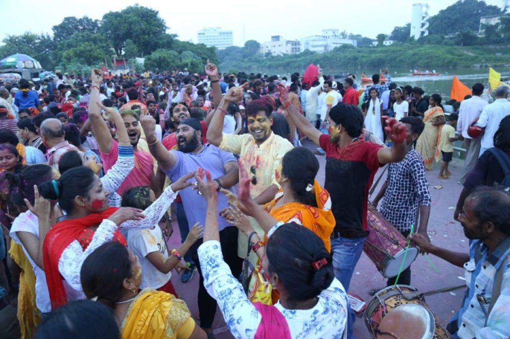 गणेश विसर्जन को लेकर झूमते गाते घरों से निकले लोग, झूले लाल पार्क में किया विसर्जन