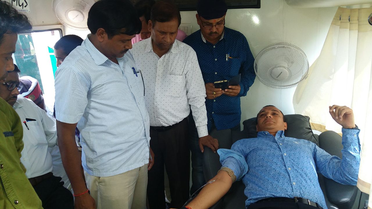 DM Rajasekhar donates blood-1