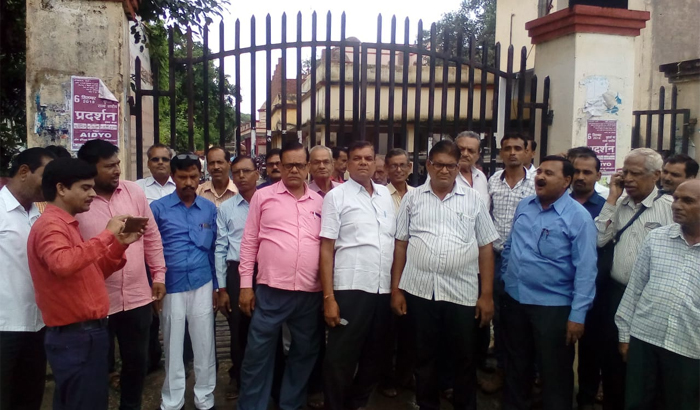 Pratapgarh Advocates protested by shutting down the gate of Tehsil