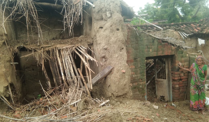 Pratapgarh old woman muddy house collapsed due to rain