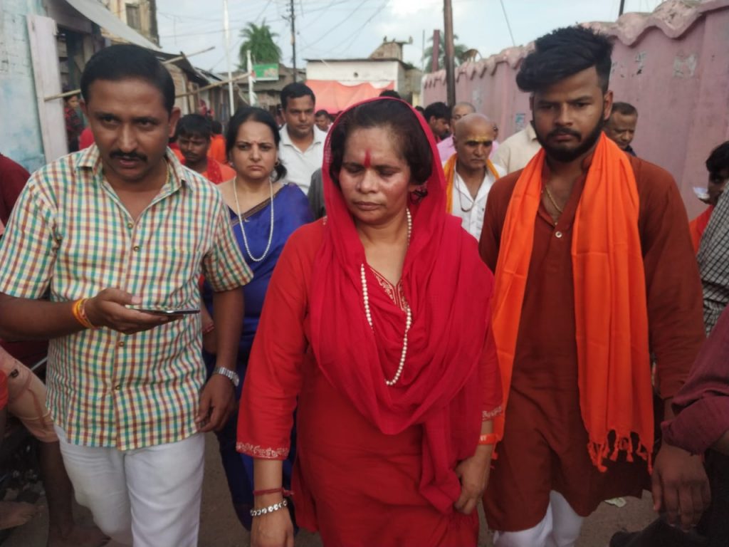 Hindu philosopher Sadhvi Prachi visits Ram temple