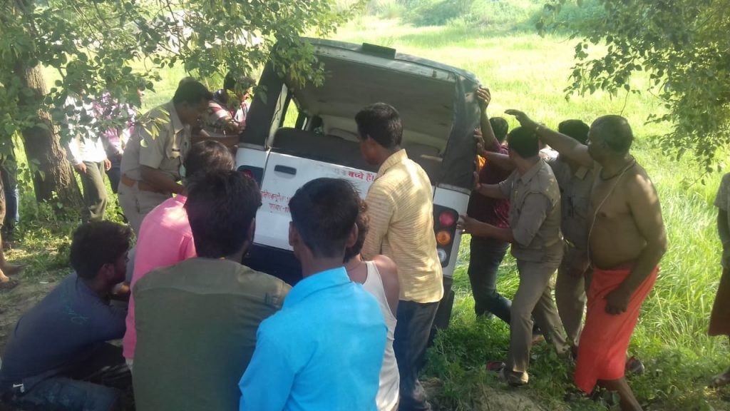 School van overturned against tree injures four students