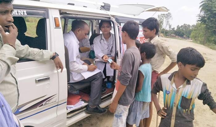 Barabanki: Health Department's team distributes medicines to flood victims