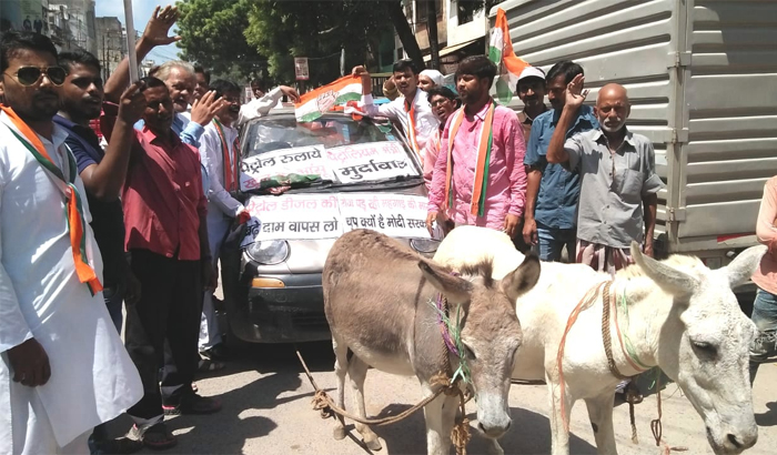 Allahabad: Congressmen protested on 'Bharat Bandh'