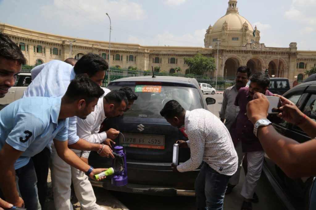 लखनऊ : कांग्रेस कार्यकर्ता लालटेन और टॉर्च लेकर निकले विकास की खोज पर