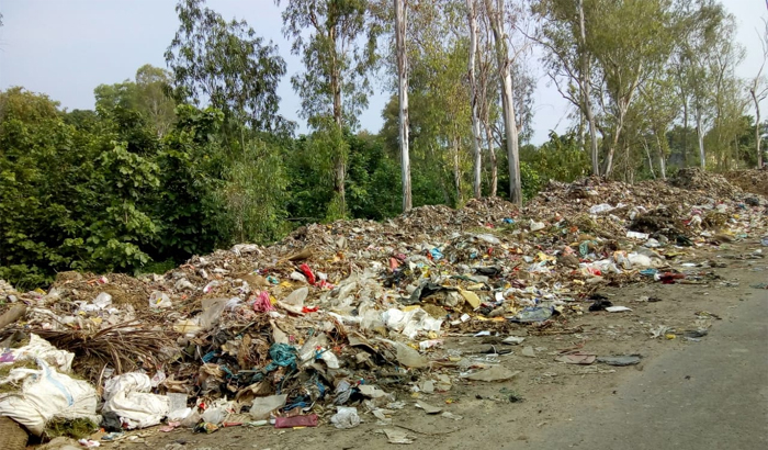 Pratapgarh: The waste material near Chilabila Overbridge