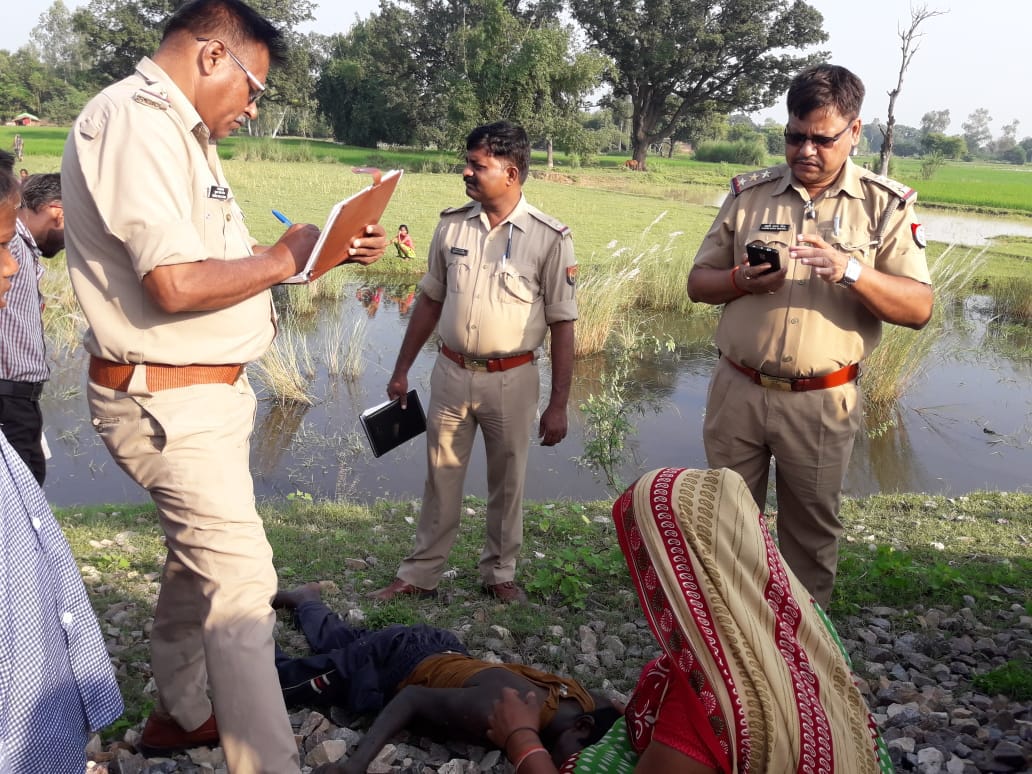 dead body found on railway track police investigate