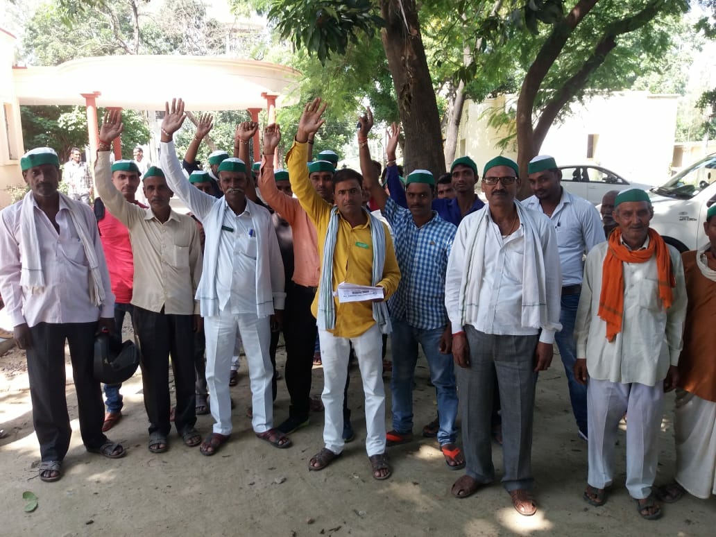 farmers hand over Memorandum to SDM pointed 10 demands