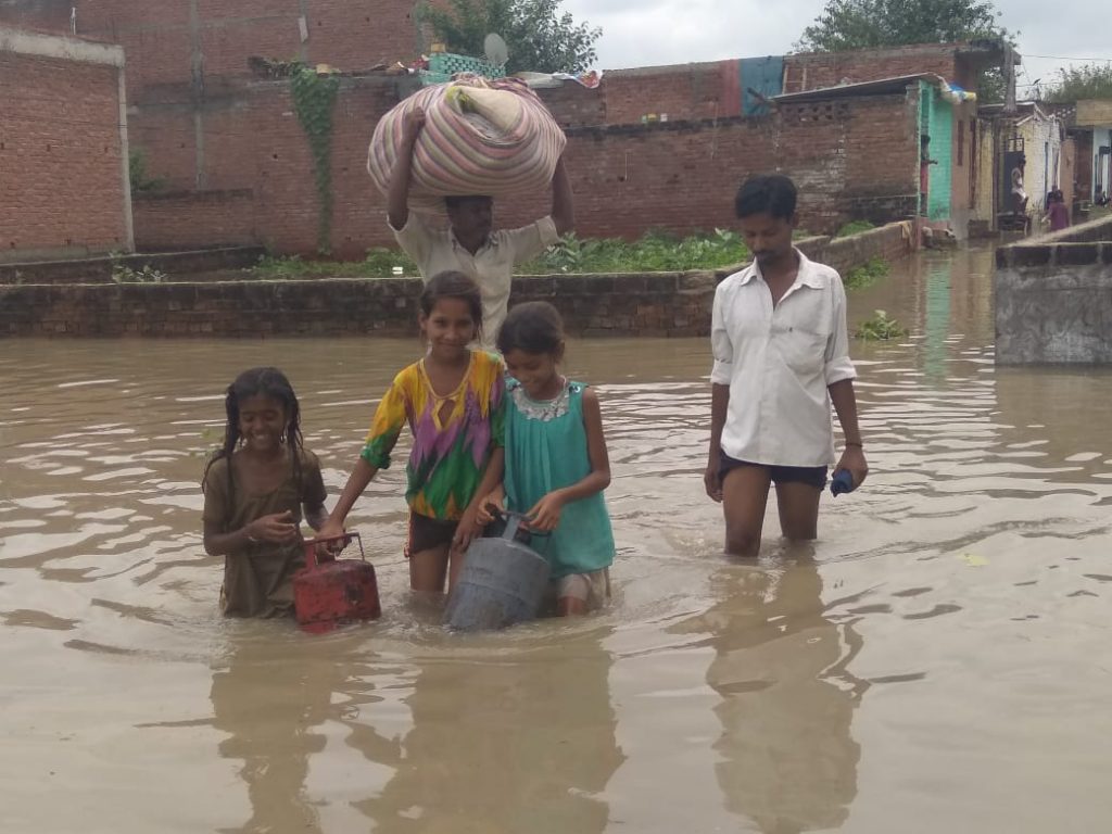 ganga-water-level-is-rising-people-fleeing-towards-safe-places