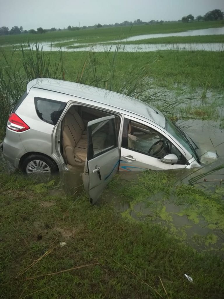 2 died in mainpuri road accident, car driver eloped from site