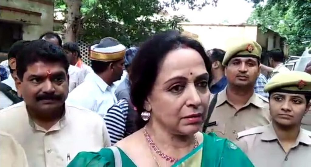 tricycle given, specially abled, mathura saansad hema malini