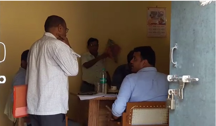 Shravasti: Nodal officer inspected the development block Sirsiya