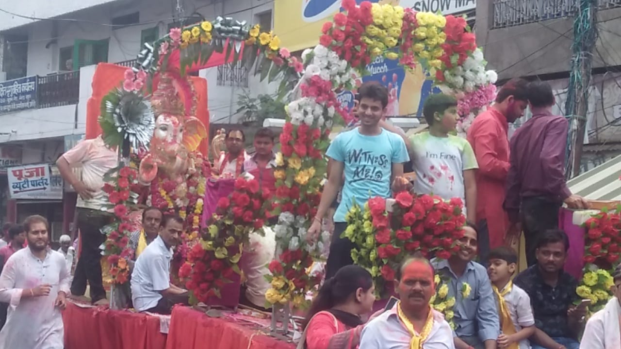 people enjoying Ganesh immersion tour