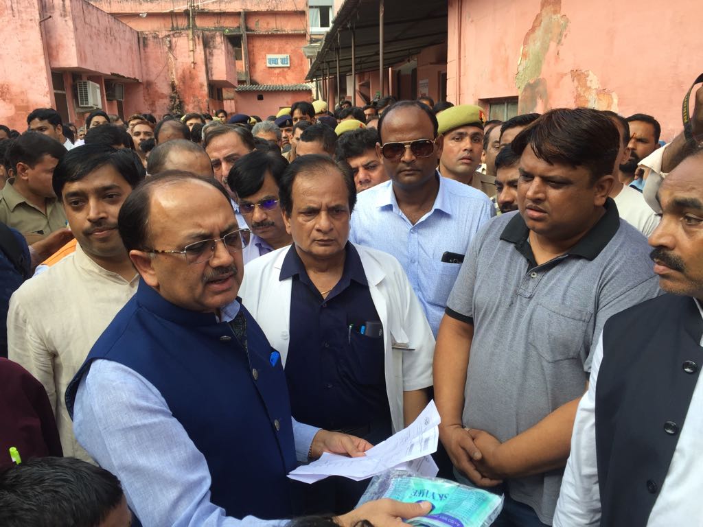 health-minister-siddharth-nath-singh-visit-district-hospital-got-angry