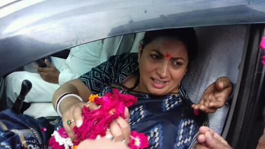 Smriti Irani did not come out of the car to meet BJP workers