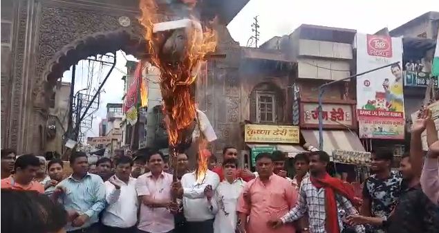 sp workers burn Pakistan PM putla advised pm modi to take action