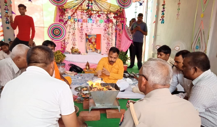 Shravasti: SP did Vishwakarma Pooja in Police Line of Bhinga Headquarter