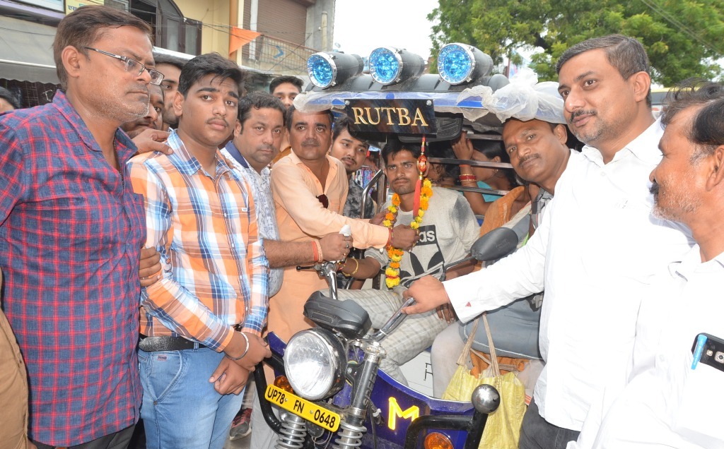 used new way to teach traffic rule to E rickshaw drivers