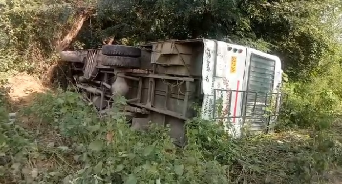 सीतापुर : तीर्थ यात्रा को जा रही श्रद्धालुओं से भरी बस अनियंत्रित होकर पलटी