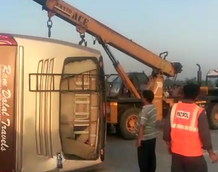 2 dozen passengers injured by bus overturning on Yamuna Expressway