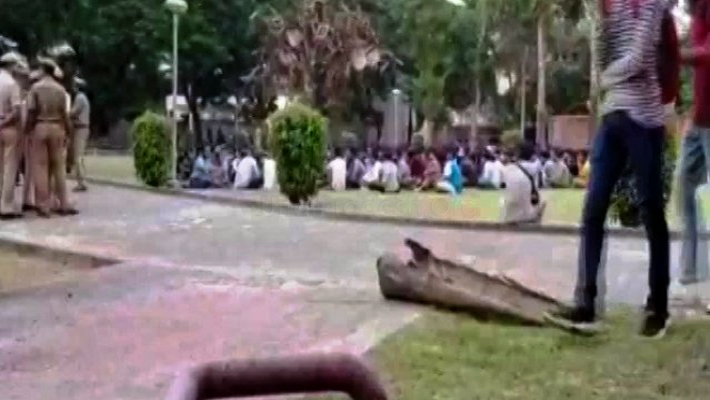 AMU Kashmiri Students Tried to Read Namaz-E-Janaza Misbehave With Media