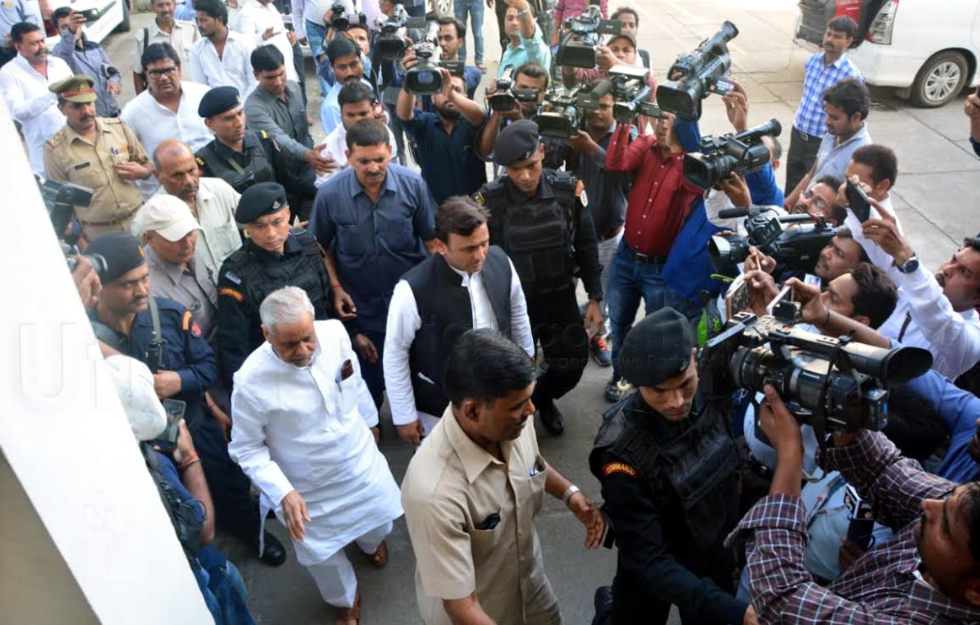 Akhilesh Yadav Visited Lt. Vivek Tiwari House Meets With Family