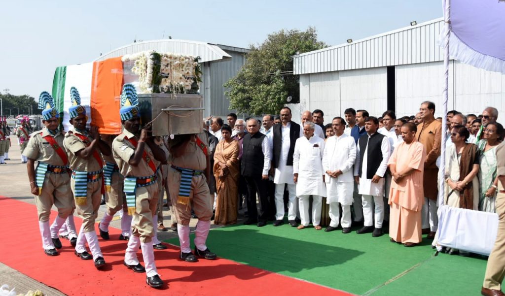 CM Yogi Adityanath and Akhilesh Yadav Pay Homage to ND Tiwari