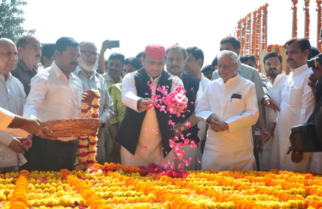 akhilesh yadav paid tribute