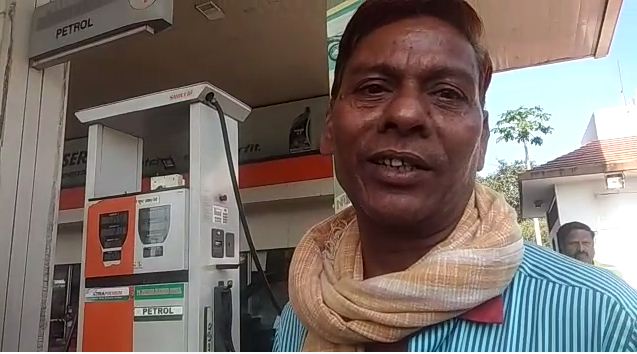 Petrol pumps not being serious of Modi government cashless plan