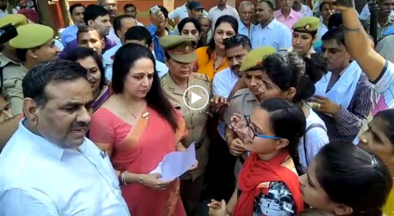 girls ask MP hema malini for scholarship in Beti Bachao Beti padhao Rally