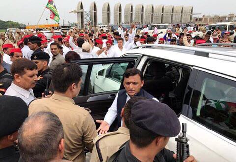 samajwadi party workers welcomed Akhilesh Yadav