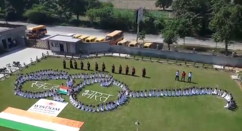 students maid 125 ft long Gandhi glasses from human chain