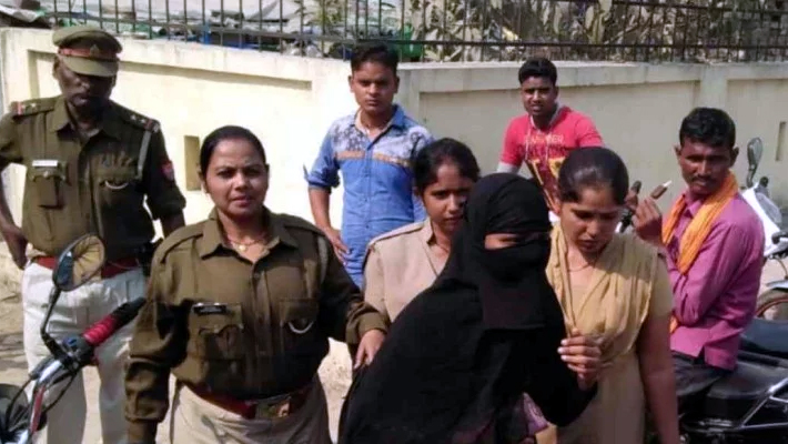 Girlfriend Beaten By Guardian Who Came To Meet Boyfriend in Raebareli Jail