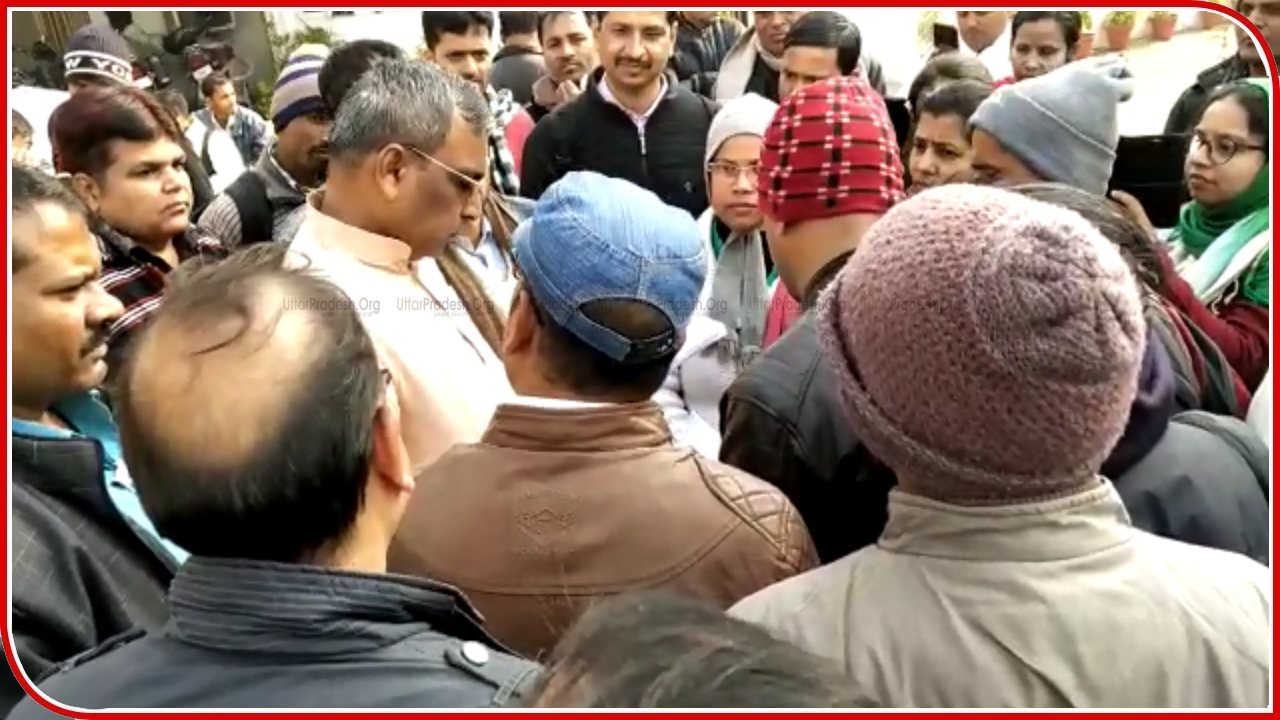 Bed Tet 2011 Candidates Protest At Om Prakash Rajbhar Residence